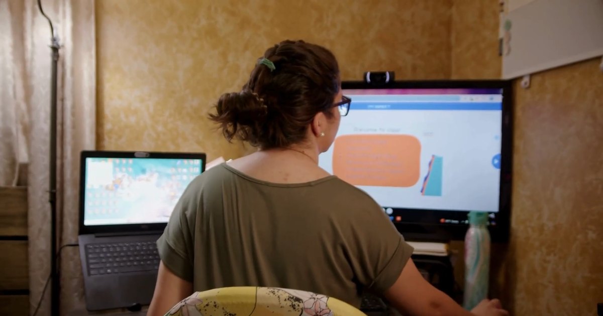 A certified Fullmind educator leads a live online session from her desk.